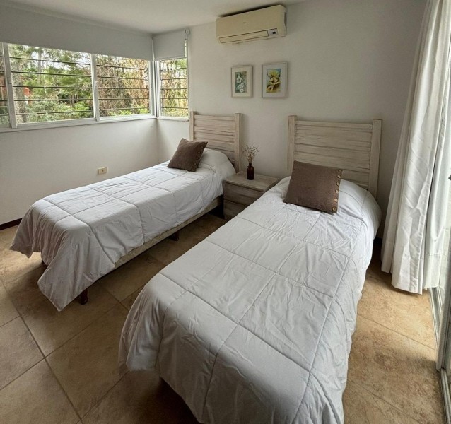 Moderna casa en alquiler y venta sobre Montoya, La Barra a 2 cuadras del mar.